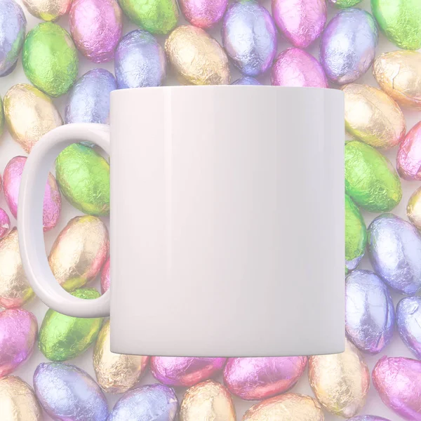 在迷你巧克力蛋的背景上的白色杯模型 复活节主题 完美的企业销售杯子 只是覆盖你的报价或设计的形象 — 图库照片