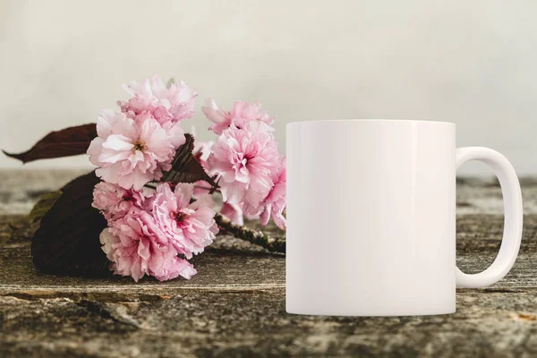 Feminino floral Caneca Branca Mockup. Perfeito para empresas que vendem — Fotografia de Stock