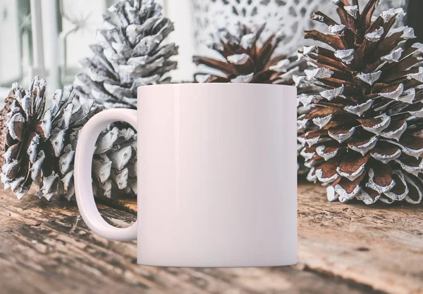 Сезонный зимний макет белого пустого кофе — стоковое фото