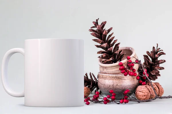 季節の冬のスタイルの白いコーヒーマグカップモックアップ ロイヤリティフリーのストック画像
