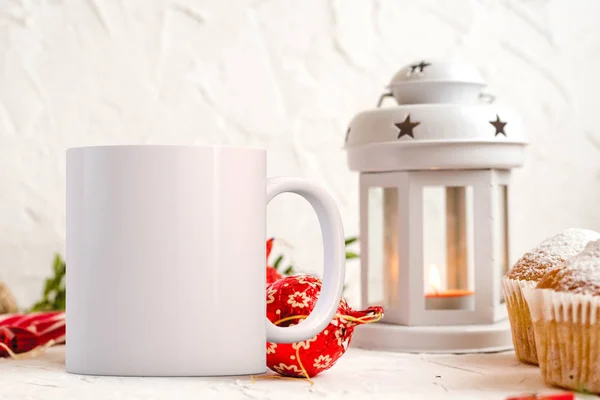 冬のスタイルの白い空白のコーヒーマグカップは、カスタムデザインや冬のスタイルの白い空白のコーヒーマグカップのモックアップを追加します。 ストック写真