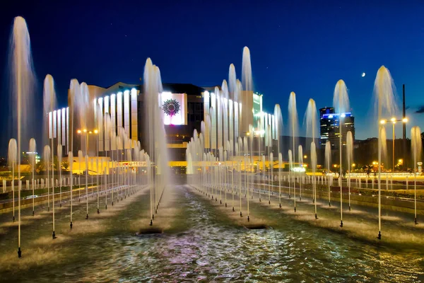 Fontana e Palazzo Nazionale della Cultura a Sofia nella notte — Foto Stock