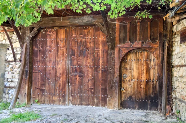 Old doors and gates. — Stock Photo, Image