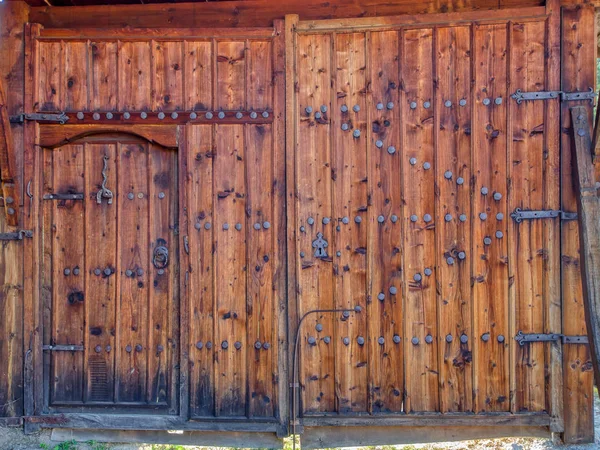 Régi ajtók és kapuk. — Stock Fotó