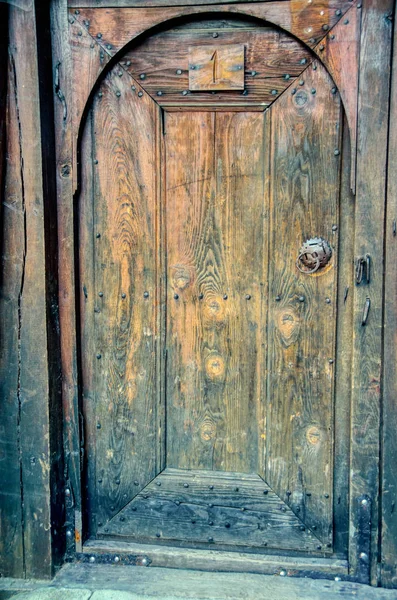 Old doors and gates. — Stock Photo, Image