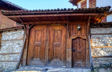 Eski kapılar ve kapılar.