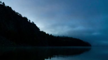 Yıldızlar gece gökyüzünde ilerliyor, Zaman Hızı sabah sisine geçiyor.