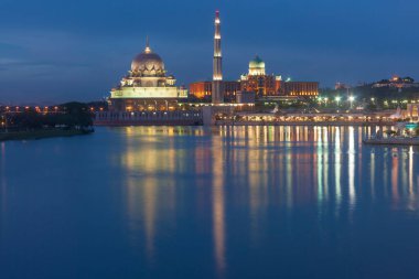 Putra Camii gece manzarası, Putrajaya, Malezya