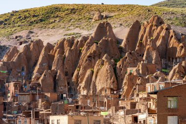 İran 'ın Doğu Azerbaycan bölgesindeki Kandova köyünde kayalık mimari konutlar