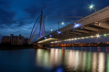 Wawasan köprüsü uzun süre açık kalmış. Putrajaya, Malezya 'da modern bir köprü.