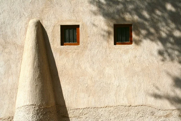 Adobe Τοίχο Και Ξύλινο Παράθυρο — Φωτογραφία Αρχείου