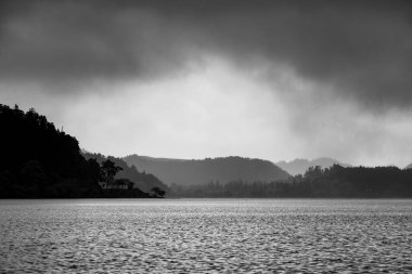 Furnas Gölü üzerindeki sisli bir günün siyah beyaz manzarası, Sao Miguel, Azores