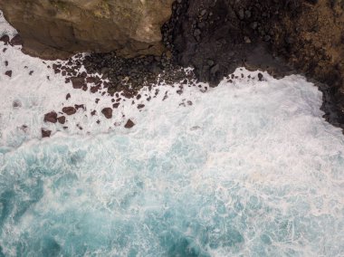 Atlantik okyanus dalgalarının hava görüntüsü.