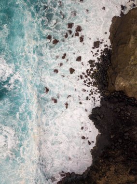 Atlantik okyanus dalgalarının hava görüntüsü Portekiz, Azores 'deki Sao Miguel adasına çarpıyor..