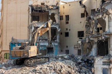  Ağır makine beton binayı yıktı.