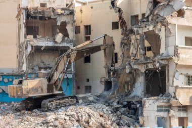  Ağır makine beton binayı yıktı.