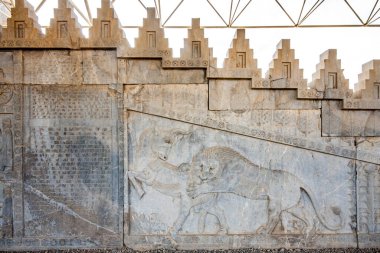 Aslan ve Boğa Bas Yardım, Persepolis, İran