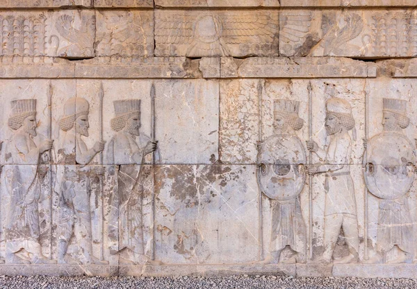 Persepolis, İran 'da duvarda Achaemenid Pers askerleri var.
