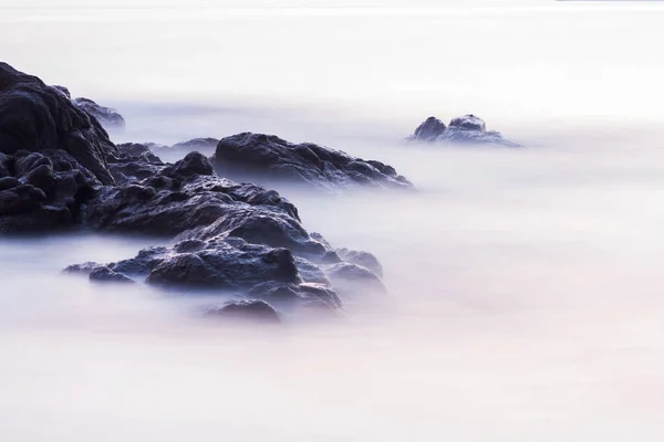 Une Photo Noir Blanc Longue Exposition Roches Dans Eau Redang — Photo