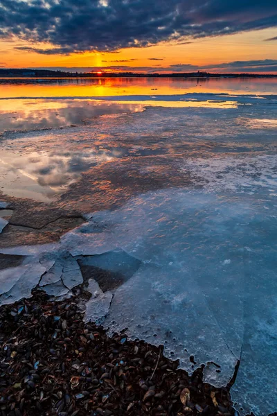 Vibrant Serene Winter Landscape Single Frozen Ice Sheet Floating Lake — Stock Photo, Image