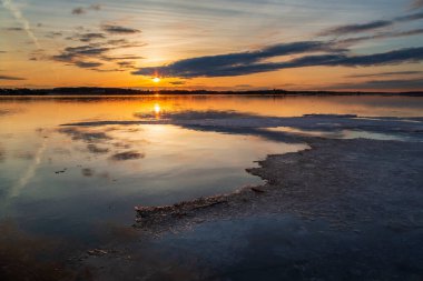 Charlottetown, Prens Edward Adası, Kanada 'da gün batımında donmuş buz tabakalarının üzerinde yüzdüğü kış manzarası.