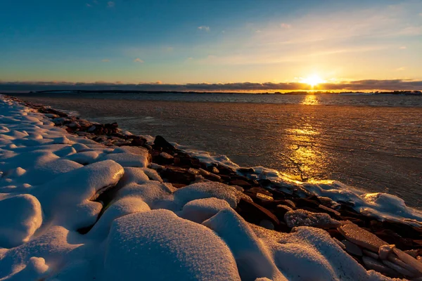 Paisaje Invernal Una Cálida Puesta Sol Sobre Mar Helado Playa — Foto de Stock
