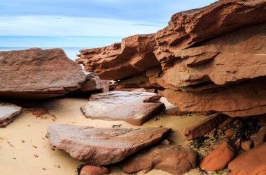Prens Edward Adası 'ndaki Cavendish plajında kırmızı kumtaşı uçurumu ve kayalar