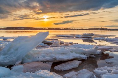 Charlottetown, Prens Edward Adası, Kanada 'da serin bir günbatımında donmuş buz tabakalarının üzerinde yüzdüğü kış manzarası.