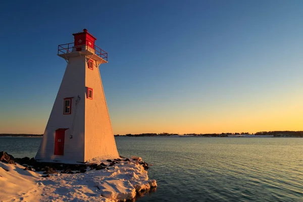 Red White Lighthouse Looking Out Flowing Lake Warm Winter Sunset — Stock Photo, Image