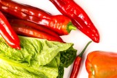 Szerves Red Chili, a Snack és a paprika és a Romaine zöld saláta, elszigetelt fehér background