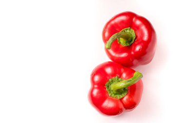 Kırmızı organik aperatif biber, beyaz arka plan üzerinde izole bellpepper