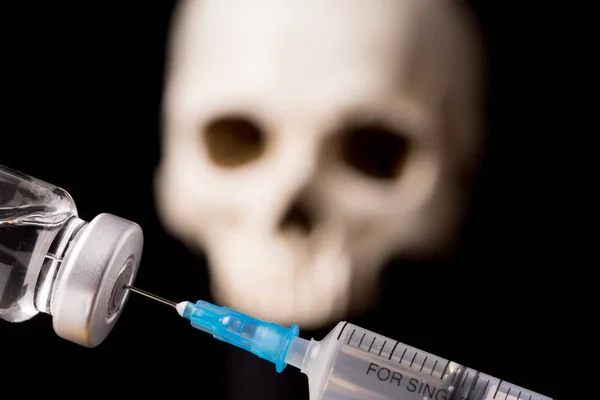 Medical Vials Syringe Blurry Skull Isolated Black Background — Stock Photo, Image