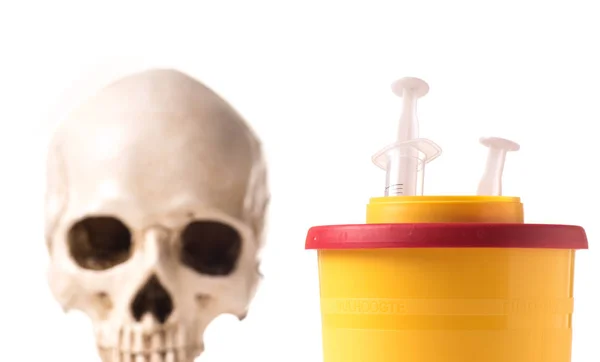 Medizinischer Abfallbehälter Mit Gebrauchter Spritze Und Totenkopf Isoliert Auf Weißem — Stockfoto