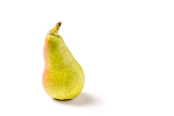 Een Rode Groene Biologische Peren Geïsoleerd Witte Achtergrond — Stockfoto