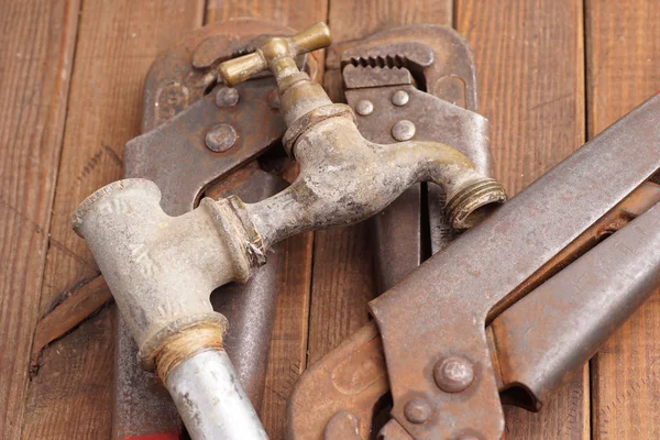 Klempner Werkzeug Wasserhahn Für Haus Reparatur Liegend Auf Holz Hintergrund — Stockfoto