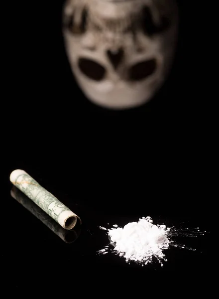 Кокаин Другие Незаконные Наркотики Которые Нюхают Помощью Трубки Черепа Изолированные — стоковое фото