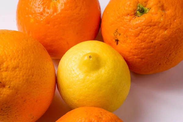 有機オレンジとレモンの束 クローズ アップと分離 — ストック写真