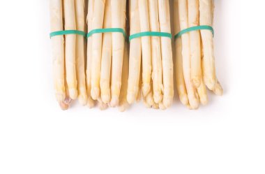 Organik kuşkonmaz demet izole beyaz zemin üzerine yeşil lastik bantlar ile birlikte düzenlenen