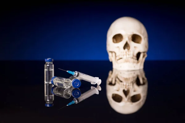 Skull Syringe Medical Vials Isolated Black Blue Background Glossy Reflection — Stock Photo, Image