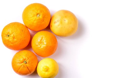 Grup organik portakal ve limon, yakın çekim ve izole