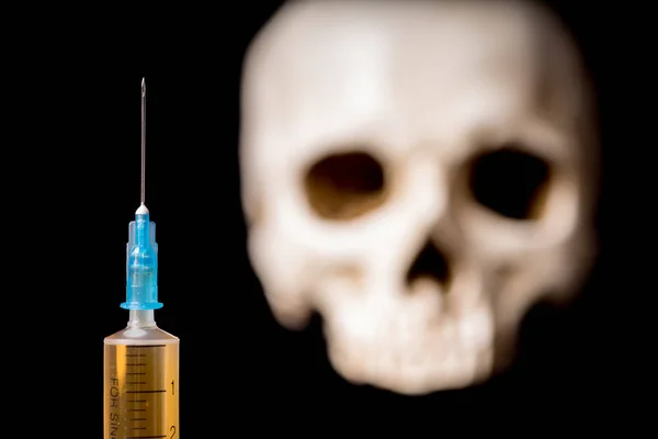 Syringe Met Bruine Vloeibare Wazig Schedel Geïsoleerd Zwarte Achtergrond — Stockfoto