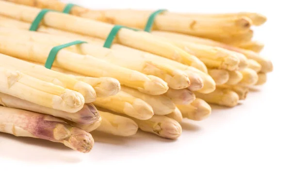 Bundel Van Organische Asperges Gehouden Samen Met Groene Elastiekjes Geïsoleerd — Stockfoto