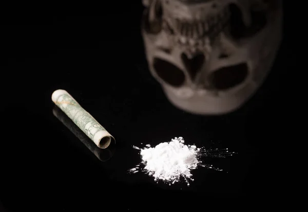 Cocaína u otras drogas ilegales con cráneo brillante —  Fotos de Stock