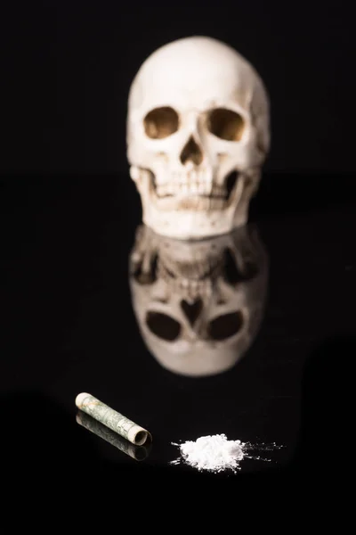 Кокаин или другие незаконные наркотики с черепом — стоковое фото