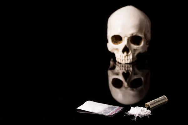 Cocaina o altre droghe illegali su sfondo lucido — Foto Stock