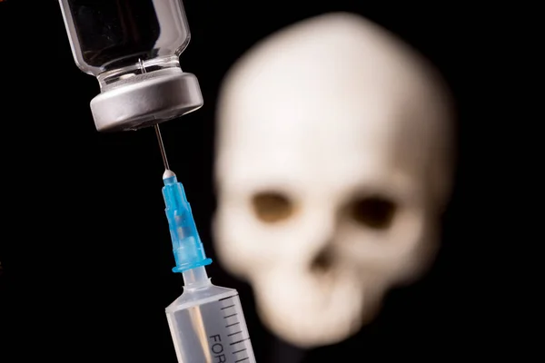 One single Syringe with liquid and skull — Stock Photo, Image