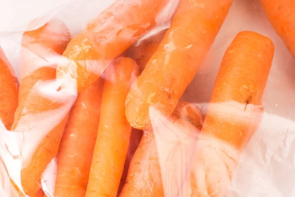 Bouquet de carottes biologiques enveloppées dans du plastique — Photo