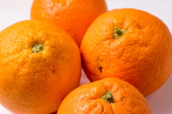 Bündel von vier Bio-Orangen aus nächster Nähe lizenzfreie Stockbilder