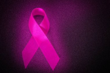 Parıltılı neon renkli pembe kurdele, göğüs kanseri farkındalığı sembolü, abdominal kanser farkındalığı ve Ekim Pembe Günü geçmişi, dünya kanser günü..