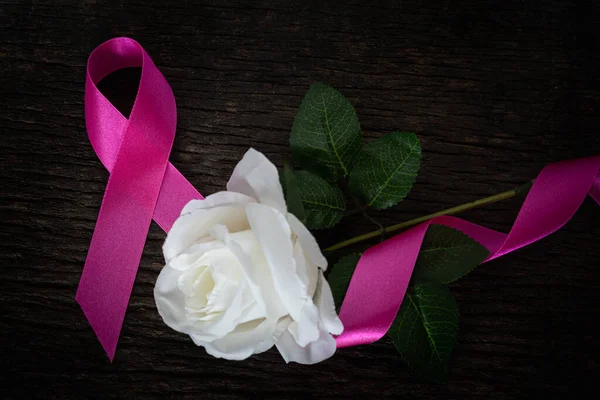 Cinta Rosa Con Rosa Blanca Falsa Sobre Fondo Oscuro Madera —  Fotos de Stock